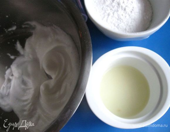 Для глазури взбить белок (я брала белок среднего по размеру яйца) до пиков, всыпать  пудру, перемешать венчиком. Разбавить лимонным соком. По консистенции  смесь получится как густая сметана. Переложить глазурь в кулинарный шприц (кондитерский мешочек) и убрать в холодильник.