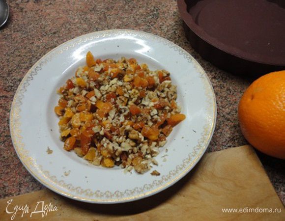 Орехи порубить ножом, курагу промыть и нарезать мелкими кусочками, натереть цедру с одного лимона. Все перемешать.