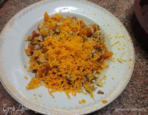 Натереть цедру с одного лимона. Все перемешать.