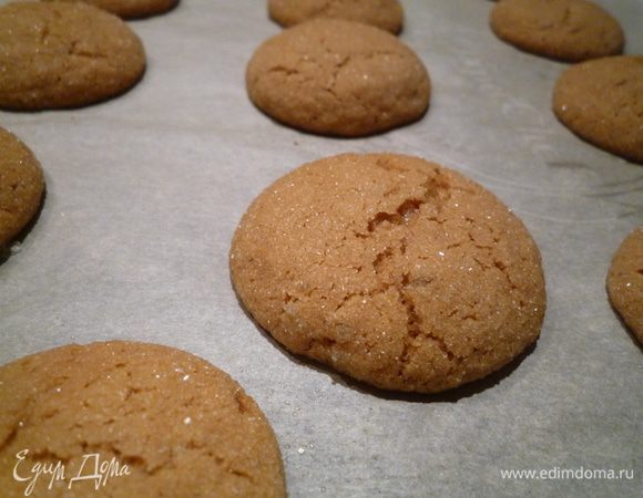 Выпекать 6-8 минут или до появления первых трещинок на поверхности печенья.