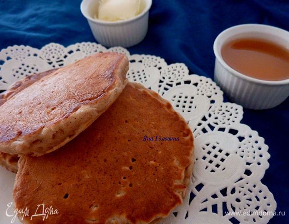 Разогреть большую сковороду (чугунную или не пригорающую). Слегка смазать маслом. Обжарить оладьи по 2 минуты с каждой стороны. 
Подавать с кленовым сиропом или медом и маслом. 