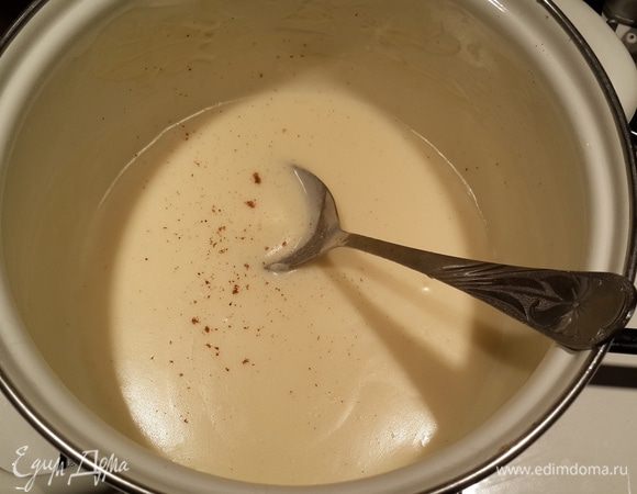 Сварим соус)
Сначала разогреваем сковородку, уменьшаем огонь и насыпаем просеянную муку. Никакого масла, муку обжариваем на сухой сковороде до слегка кремового цвета, не до коричневого, и постоянно помешиваем.Теперь муку пересыпаем в кастрюльку с толстым дном, ставим на медленный огонь и берем в руки венчик. Кладем сливочное масло и растапливаем его, одновременно смешивая с мукой венчиком. Как только масло растопилось, вливаем сливки. Энергично размешиваем наш соус венчиком, чтобы ничего не пригорело и не скомкалось.

Доводим до кипения, все это по-прежнему делаем на медленном огне, и варим 1 минуту, добавляем немного соли. Снимаем с огня. Соус бешамель готов к использованию.

