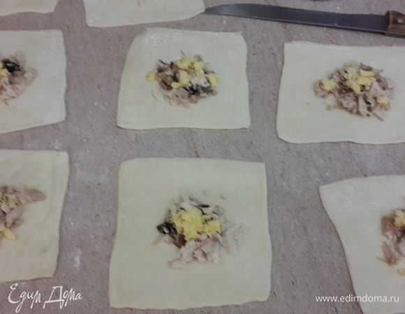 Раскатываем тесто) и укладываем на заготовки сначала курицу с грибами, потом сыыыыр...