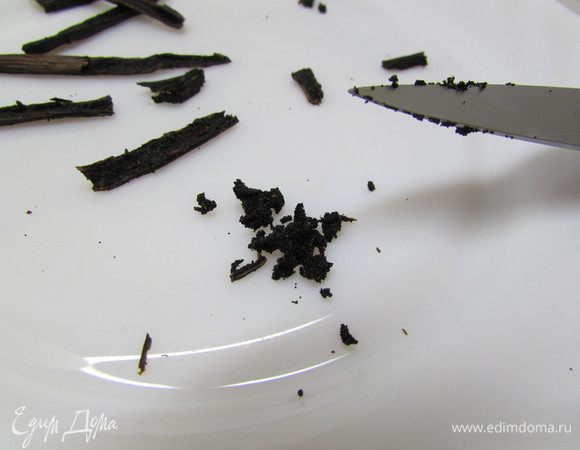 Из стручка ванили выньте мякоть.