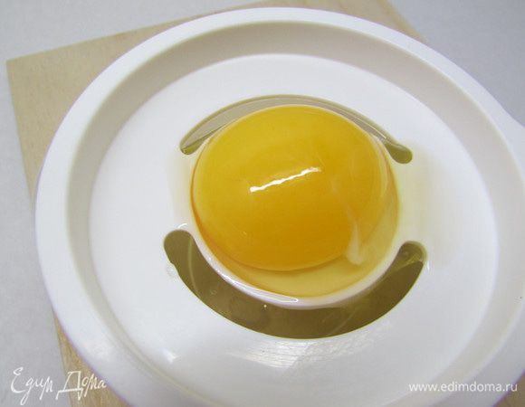 Отделите яичные белки от желтков.