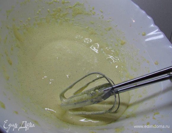 Яичные желтки, 60 г сахара и мякоть ванили взбейте до состояния густого крема.
