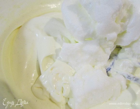 Затем введите белки. Аккуратно все перемешайте.