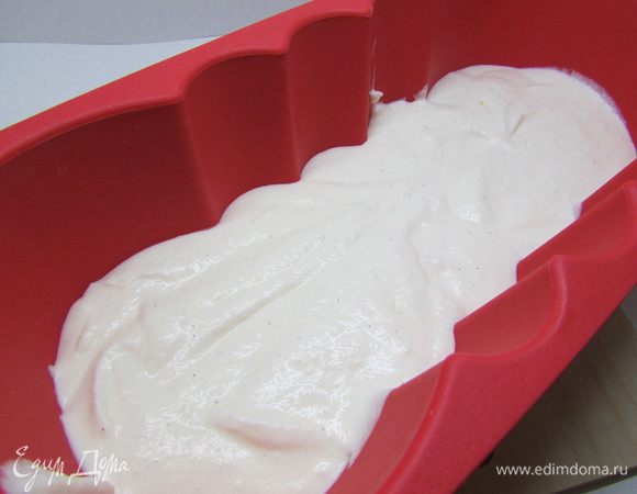 В силиконовую форму выложите 1/4 часть парфе и разровняйте.