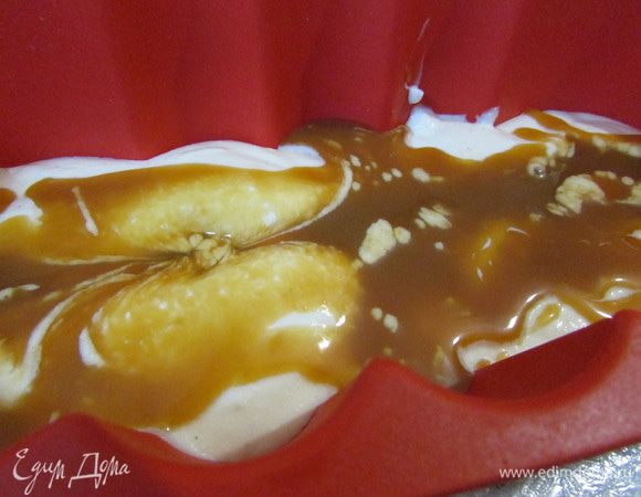 На парфе выложите треть карамельного соуса.