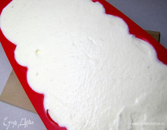 Слоями выложите оставшееся парфе и соус, чтобы последним слоем было парфе. Слегка смешайте парфе и разровняйте поверхность. Уберите на ночь в морозилку.