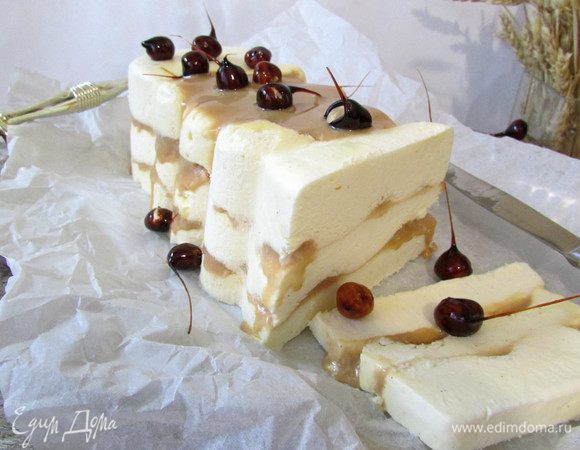 Перед подачей на стол выньте форму из морозилки. Переверните, выложите парфе на блюдо и украсьте орехами в карамели.