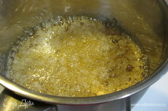 Из 100 г сахара и 2 ст. л. воды приготовьте карамель и дайте ей немного остыть. Карамель должна быть не очень горячей и достаточно вязкой.