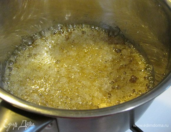 Из 100 г сахара и 2 ст. л. воды приготовьте карамель и дайте ей немного остыть. Карамель должна быть не очень горячей и достаточно вязкой.