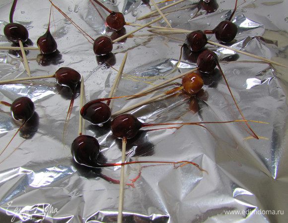 Выложите на смазанную маслом фольгу, чтобы они застыли. Затем аккуратно выньте деревянные шпажки.