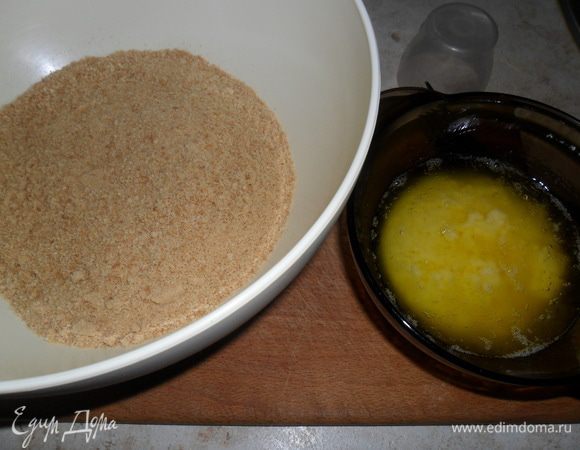 Печенье раскрошить, я использовала блендер. Сливочное масло растопить.