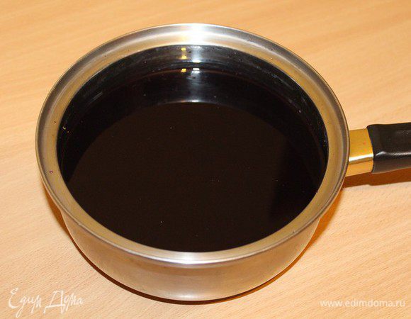 Вино налить в кастрюлю и нагреть, но не доводить до кипения.