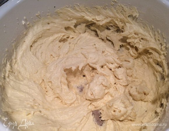 Сначала приготовим коржи для нашего торта.
Берем сливочное масло комнатной температуры и взбиваем с сахаром и ванильным сахаром до пышности (масса побелеет и увеличится вдвое).
Не прекращая взбивать, добавляем куриные яйца, снова хорошо взбиваем, добавляем просеянную муку.
Готовому тесту даем "отдохнуть" 15-20 минут.

       