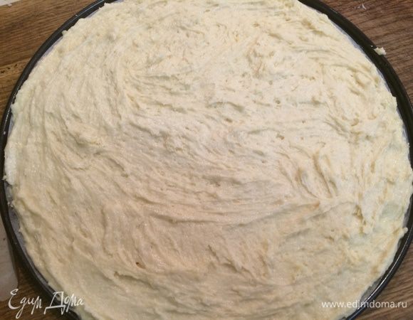 Из пергамента вырезаем два круга диаметром 24 см, смазываем их сливочным маслом и присыпаем мукой. 
Тесто распределяем поровну по каждому кругу (это удобнее делать с помощью силиконовой лопатки). 
Выпекаем коржи 10-12 минут при температуре 200-210 градусов. Охлаждаем, не снимая с бумаги. 
