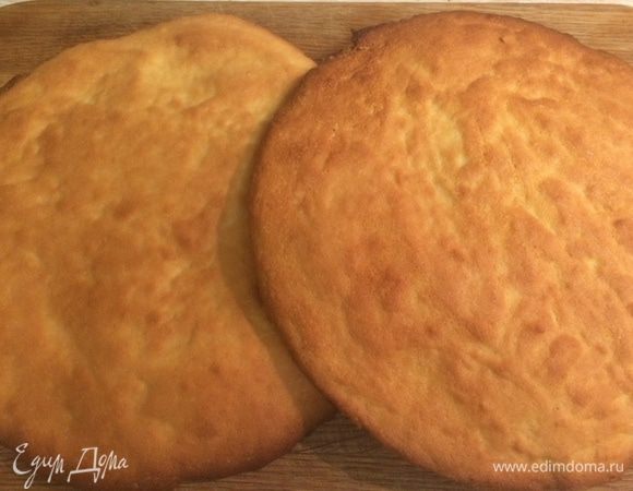 В итоге получится 2 коржа.
Хотя классический рецепт не предусматривает пропитку коржей, я сварила сахарный сироп (100 г сахара : 100 мл воды) и пропитала коржи (в итоге не пожалела!).