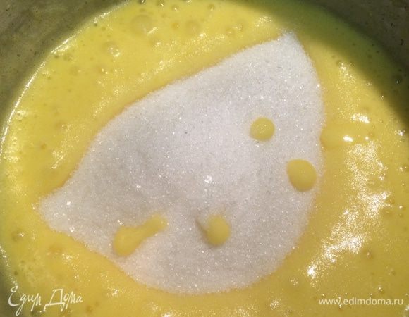 Приступаем к приготовлению суфле. 
Крахмал заливаем 1 ст. ложкой кипяченой воды комнатной температуры.
Белки отделяем от желтков. Взбиваем желтки с сахаром и ванильным сахаром до пышности.
