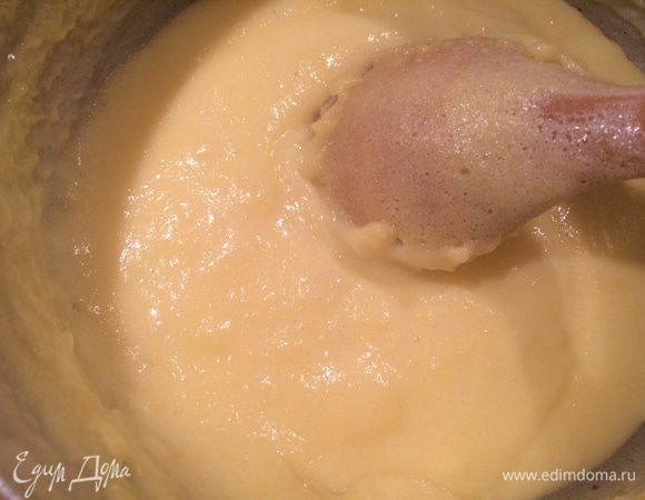 В желтковую массу добавляем молоко, затем крахмал и размешиваем до однородности. 
Устанавливаем миску на водяную баню и варим до загустения. Готовой массе даем остыть до комнатной температуры.