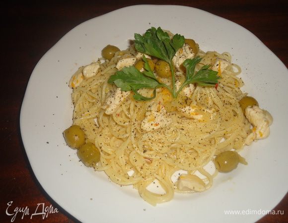 Лук чистим и режем мелким кубиком.
Кладем в разогретую сковороду, обжариваем куриную грудку, режим кубиком и добавляем к луку перемешиваем. 
Перец чили чистим от семян, режем мелко, добавляем в сковородку.
Оливки зеленые открываем, сливаем жидкость и добавляем в сковороду и все специи.
Перемешиваем.
С апельсина снимаем на мелкой терке цедру и выжимаем сок, добавляем в сковороду, хорошо перемешиваем.
Соль по вкусу, за 2 минуты до готовности добавляем мелко нарезанный чеснок.