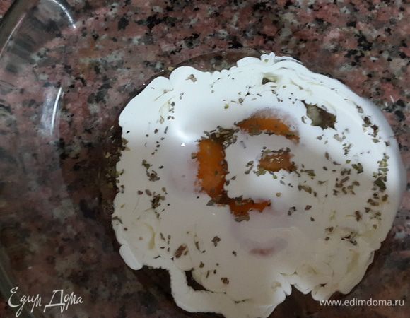 В миску вбить яйца, добавить сливки, соль, травы.