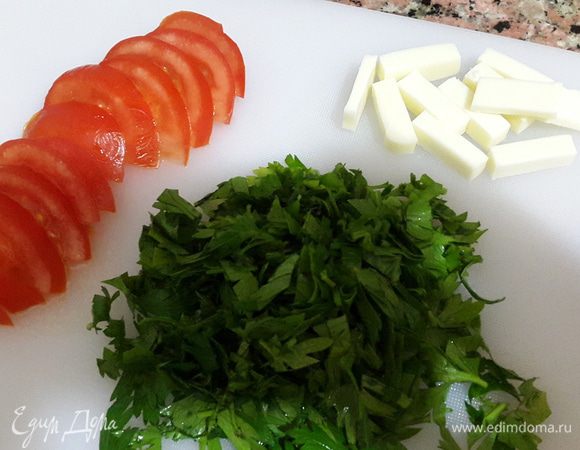 Помидор нарезать полу-кружочками, сыр - брусочками, петрушку порубить.