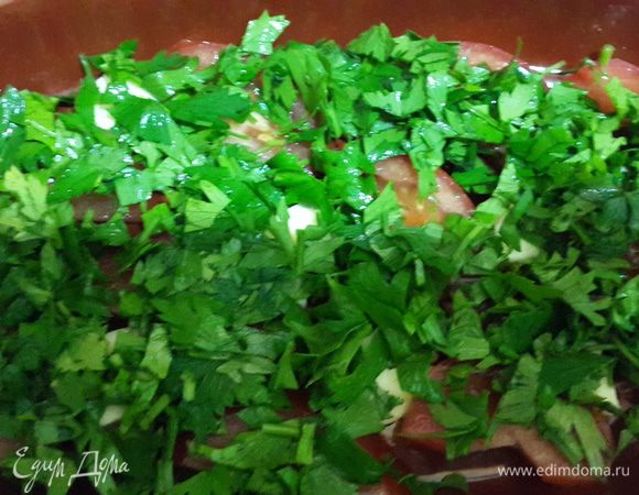 Сверху выложить петрушку.