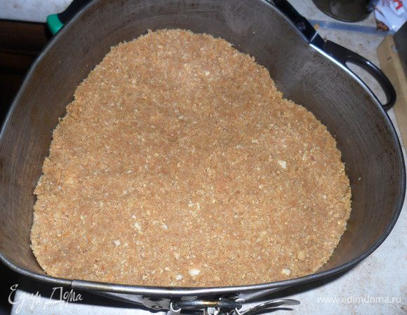 Соединить масло с печеньем и выложить в форму, у меня диаметр 18 см.