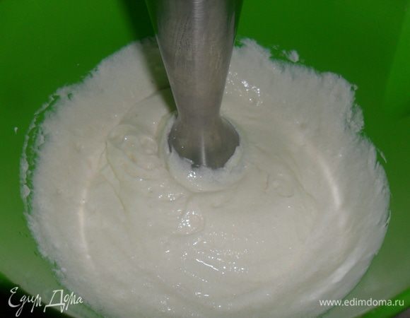 Взбить творог  с сахаром. И оставить на  5-10 минут, сахар начнет таять и будет легче взбить в крем. 