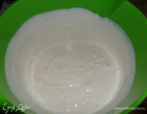 Продолжая взбивать творог, влить сметану и по чуть-чуть желатин.Крем готов. Выложить его в форму, поверх коржа и поместить в холодильник на 30 минут.