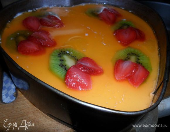 Сверху украсить по желанию, можно полить шоколадом, посыпать орешками, а я украсила фруктами, которые залила желе (желе готовила  как указано на пачке)