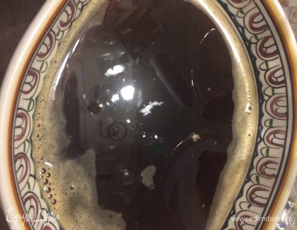 Варим любым доступным способом кофе, немного остужаем в широкой миске, добавляем ликер или коньяк или Марсалу или Вин-Санто, вообщем логика ясна ;)