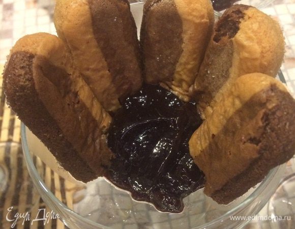 У меня обязательно лежат 2-3 упаковки Савоярди- это всегда всегда "палЬчики-вуручаЛьчики". Интересно смотрятся вот эти двухцветные печенья, их такими и продают, в Москве везде почти.. Ну в принципе, уверена в смекалистости нашей , мои дорогие сестры и братья-кулинары , думаю что нибудь адекватное на замену всегда придумаем! Итак, печенье савоярди (дамские пальчики) ломаем пополам, ну плюс минус конечно :) мокаем в пьяный кофе и устанавливаем по окружности ломаной стороной вниз вокруг джема. 