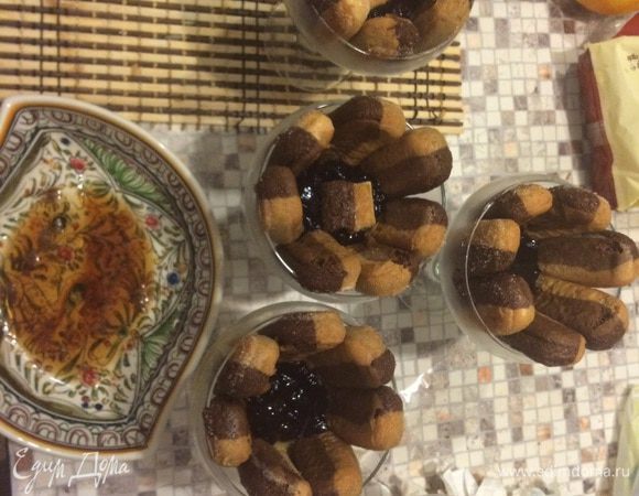 Это реально 3 мин занимает,  я засекала. Можно еще по четвертинке печенья вдавить в середину прямо в джем. 