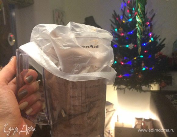 Опять же совет от шефа про выкладывание чего угодно куда угодно. Пользуйтесь кондитерским мешком! Они щас в рулонах одноразовых любых размеров продаются. Всегда получается в разы элегантнее. Самый удобный метод перекладывания крема- в стакан мешок, края мешка загнуть, в мешок крем.