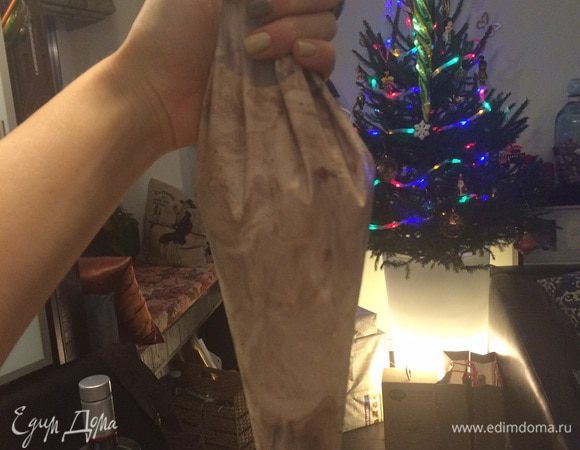 Не забудьте заткнуть носик замятым мешком внутри , тогда ничего не вытечет . 