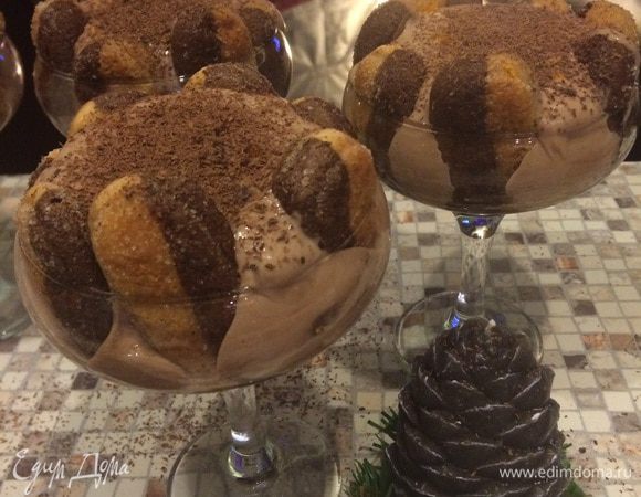 Когда готовы, подтягиваем пакет из носика и заполняем наши бокалы, трем еще немного апельсиновой цедры и шоколада сверху. Конечно, можно вместо шоколада просто какао посыпать. Та-дааааам!