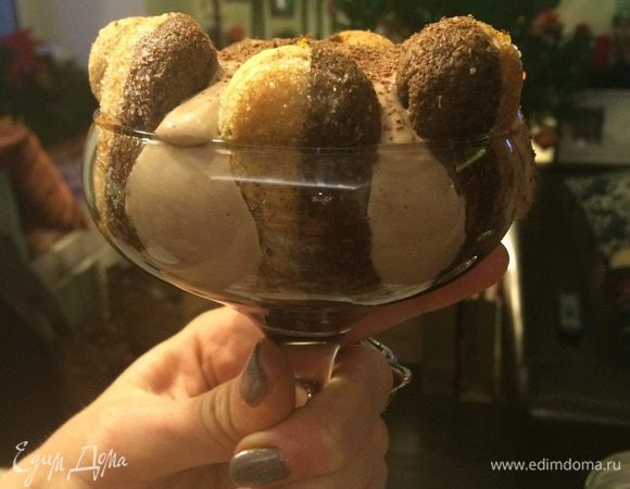 По-моему очень прикольно смотрится крем между савоярди :)