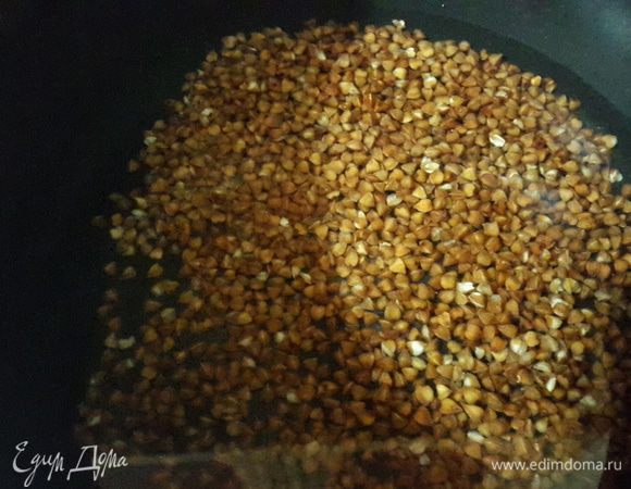 Гречку помыть, залить водой примерно на 0,7 см посолить и отварить до готовности. Остудить.
