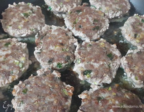 Обжарить котлеты на оливковом масле с двух сторон до румяной корочки.