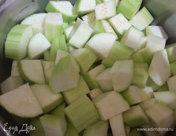 Кабачки очистить, нарезать небольшими кубиками, выложить в кастрюлю, посолить, добавить немного воды и тушить под крышкой на медленном огне до готовности.