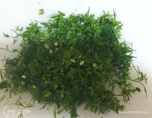 Укроп и чеснок порубить и смешать.