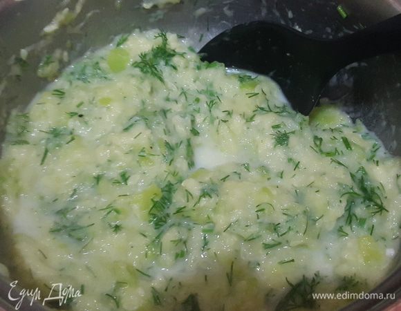 Добавить в пюре укроп с чесноком и перемешать.