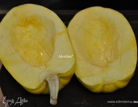 Разогреть духовку до 200 гр. Разрезать и очистить тыкву от семян. Посолить и поперчить по вкусу. Поставить в духовку на 1 час.
