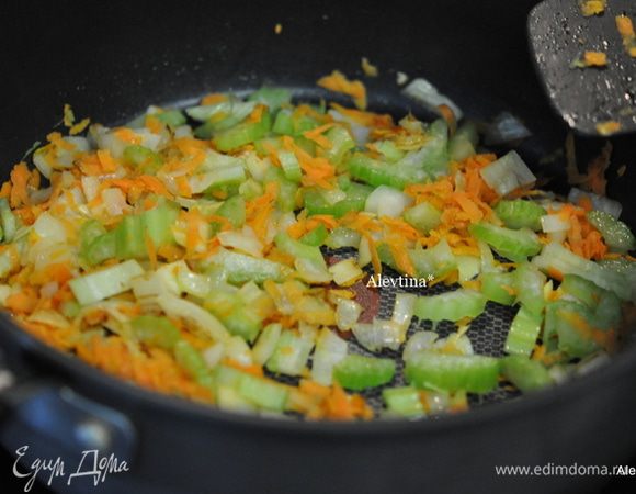 Обжарить на оливковом и сливочном масле лук, затем морковь и сельдерей 3-4 минуты.