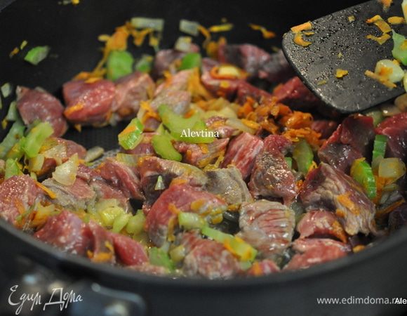 Добавим говядину, посолив и поперчив. Обжариваем до коричневого цвета слегка.
