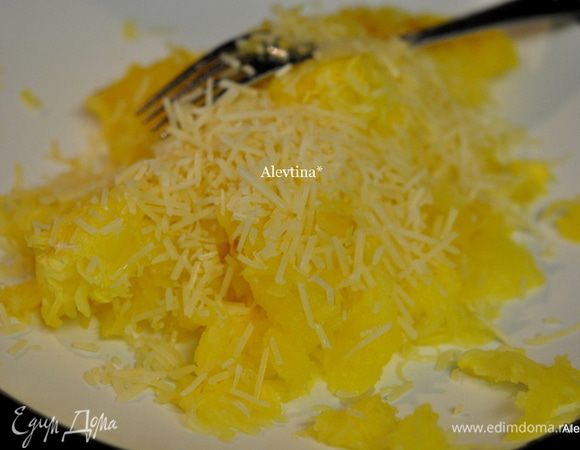 Достанем из духовки тыкву. Вилкой аккуратно снимем мякоть. Добавим пармезан, перемешаем.
