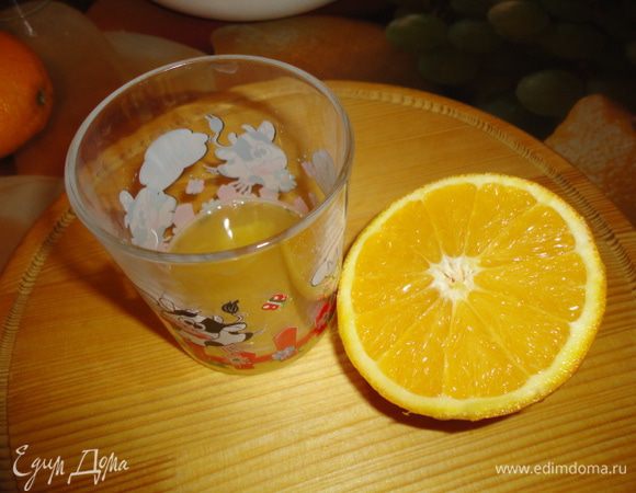 Сначала подготовим вишню. Ее нужно проварить в сиропе. Для получения 100 мл сока мне понадобился один крупный апельсин. Выжимаем сок.